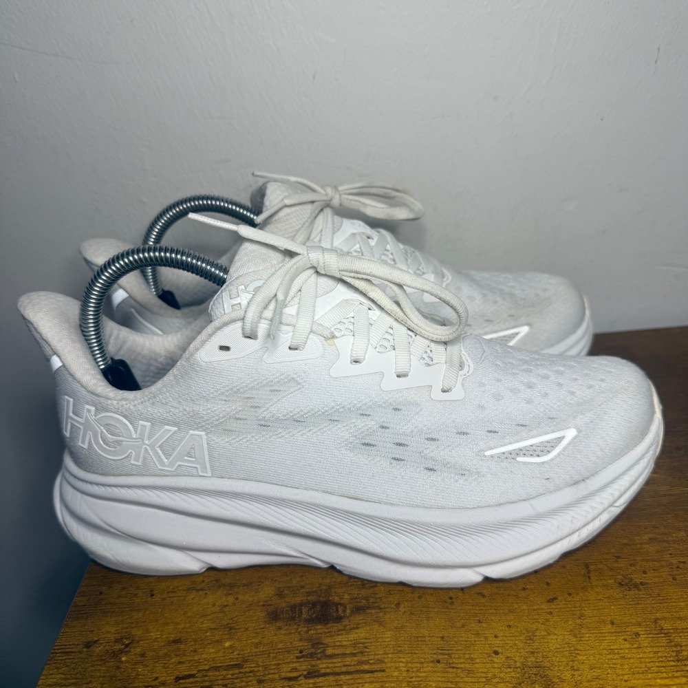 Hoka Clifton 9 Running Shoes Womens Size 7 B White 1132211/WWH